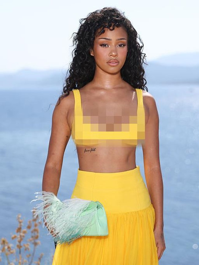 Gaya Seksi Manon KATSEYE Hadiri Fashion Show Jacquemus di Tengah Hiatus
