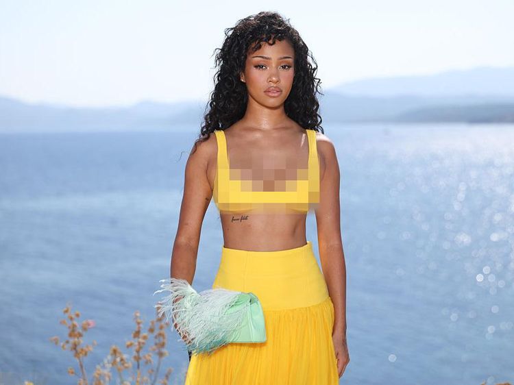 Gaya Seksi Manon KATSEYE Hadiri Fashion Show Jacquemus di Tengah Hiatus