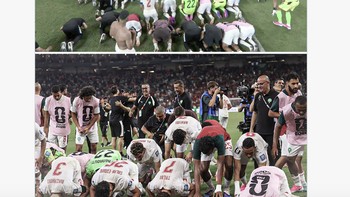 Timnas Maroko berdoa bersama usai kemenangan mereka. Foto: X.com