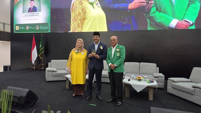 Mensos Saifullah Yusuf atau Gus Ipul menghadiri seminar nasional bertajuk Menelaah Jejak Kepahlawanan Sutan Takdir Alisjahbana: Kontribusi bagi Sastra, Bahasa, Pendidikan, dan Kebudayaan Indonesia di Universitas Nasional, Jakarta Selatan.
