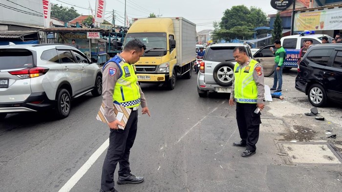 Mobil Toyota Rush melaju lawan arah dan menabrak pengendara motor (pemotor) hingga tewas di Jalan Tole Iskandar, Sukmajaya, Kota Depok (dok Ist).