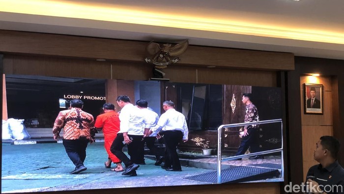 Kasubdit 3 Ditreskrimsus Polda DIY, AKBP Haris Munandar Hasyim menunjukan dokumentasi penahanan Reno dalam konferensi pers di Mapolda DIY, Selasa (30/6/2026).