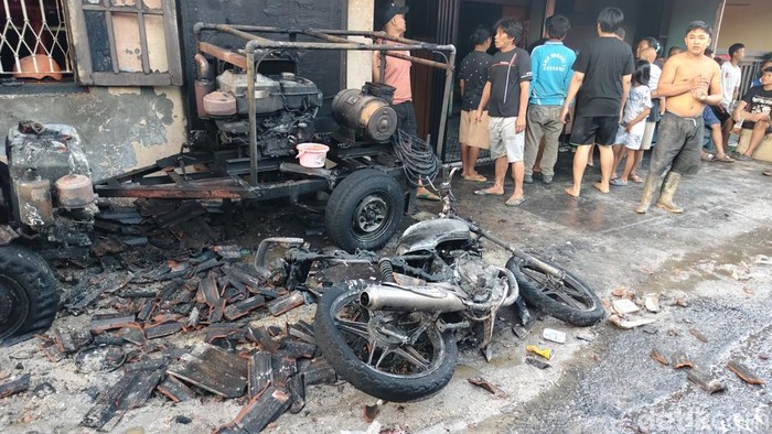 Motor yang terbakar dan merembet ke rumah warga di Mojosongo, Jebres, Selasa (30/6/2026)