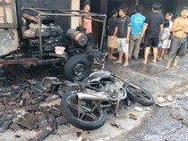 Motor Angkut 2 Jeriken BBM Terbakar di Depan Rumah Warga Solo, Pemilik Kabur