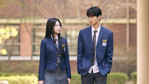 Kisahnya berpusat pada seorang fans yang secara misterius melakukan perjalanan waktu ke 8 tahun lalu. Dia berusaha untuk menghentikan sebuah insiden tragis di masa depan. Demi mengubah takdir itu, dia jadi trainee idol. (Foto: dok. MBC+)