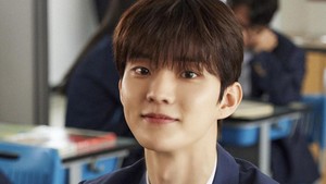Q THE BOYZ memerankan Han Jae Ha. Dalam drakor My Idol, My Debut, Han Jae Ha merupakan member boyband bernama Boy to the Moon. (Foto: dok. MBC+)
