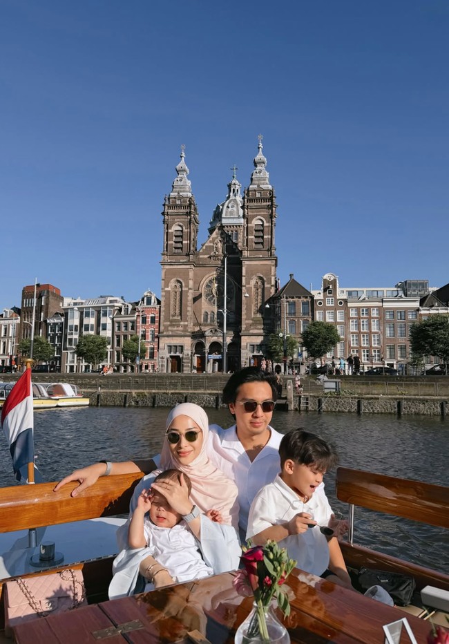 Nikita bersama suaminya, Indra Priawan, dan kedua putra mereka, Issa dan Nael, tampil kompak saat berlibur bersama ke Belanda. Nikita bersama keluarganya itu kompak berbusana bernuansa putih. Foto: Instagram/@nikitawillyofficial94