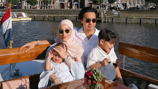 Modis dan Santun, Intip Potret Nikita Willy Berhijab Saat Liburan ke Eropa