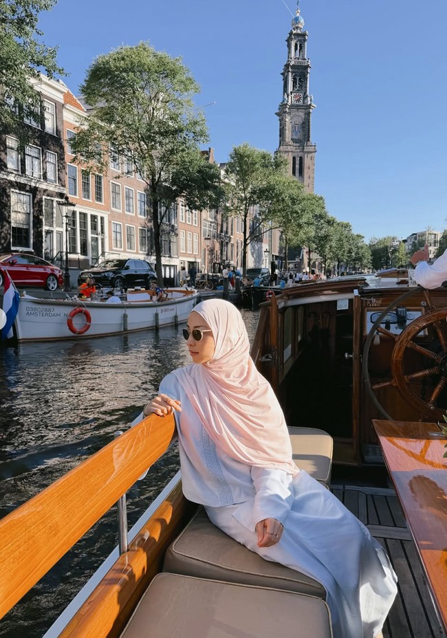 Artis 32 tahun itu membagikan foto-fotonya saat menaiki perahu sambil menikmati pemandangan indah di Amsterdam. Penampilannya yang tetap santun dengan busana tertutup dan hijab pun jadi sorotan. Foto: Instagram/@nikitawillyofficial94