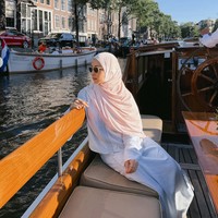 Artis 32 tahun itu membagikan foto-fotonya saat menaiki perahu sambil menikmati pemandangan indah di Amsterdam. Penampilannya yang tetap santun dengan busana tertutup dan hijab pun jadi sorotan. Foto: Instagram/@nikitawillyofficial94