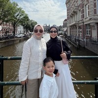 Di momen berbeda Nikita terlihat tampil memadukan kemeja lengan panjang hitam dan rok putih. Penampilannya semakin santun dengan hijab polos berwarna hitam. Foto: Instagram/@yorafebrina