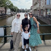Penampilan Nikita semakin cantik dengan pulasan makeup minimalis. Lipstik berwarna nude membuat penampilannya lebih fresh namun tetap soft. Foto: Instagram/@yorafebrina