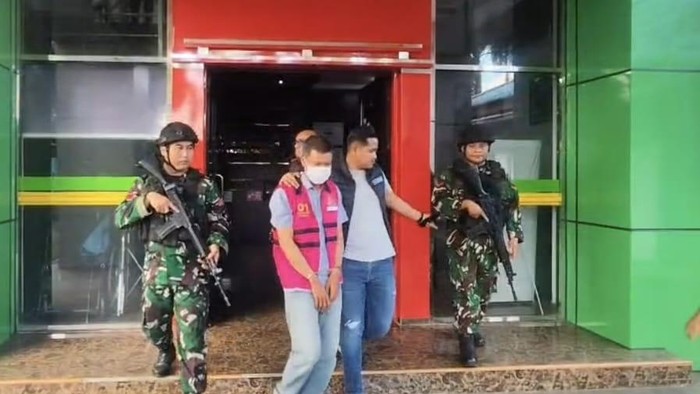Oknum pegawai Perumdam Tirta Senentang berinisial HY ditetapkan sebagai tersangka korupsi uang pelanggan Rp 5 miliar.