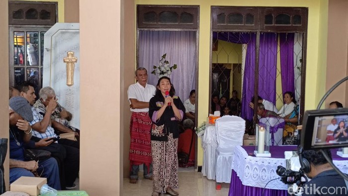Orang tua dr Icha, Gabriel Pakaenoni dan Nur Azizah, saat menyampaikan isi hati pada hari pemakaman anaknya.