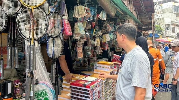 Pasar Asemka tiba-tiba ramai pembeli. (CNBC Indonesia/Elga Nurmutia) Pasar Asemka tiba-tiba ramai pembeli. (CNBC Indonesia/Elga Nurmutia)