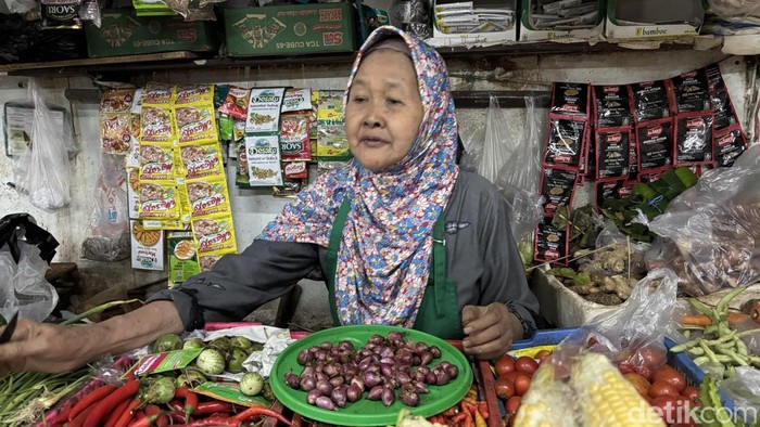 Pedagang kebutuhan pokok di Pasar Wonokromo, Surabaya