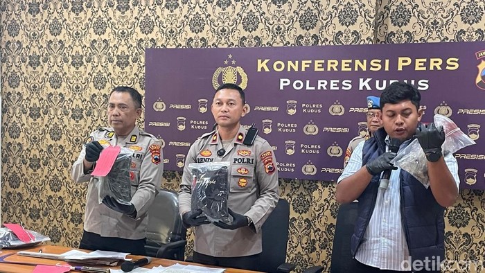 Konferensi pers kasus pembakaran rumah orang yang digelar di Polres Kudus, Selasa (30/6/2026).