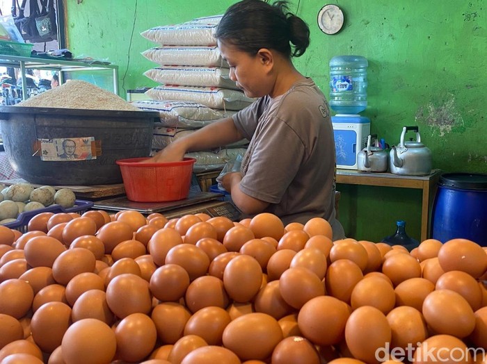 Pedagang telur di Pasar Muka