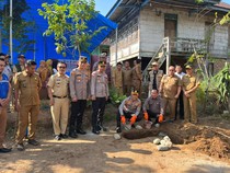 Polda Sumsel Bedah 11 Rumah Terdampak Longsor dan Banjir di OKU Selatan