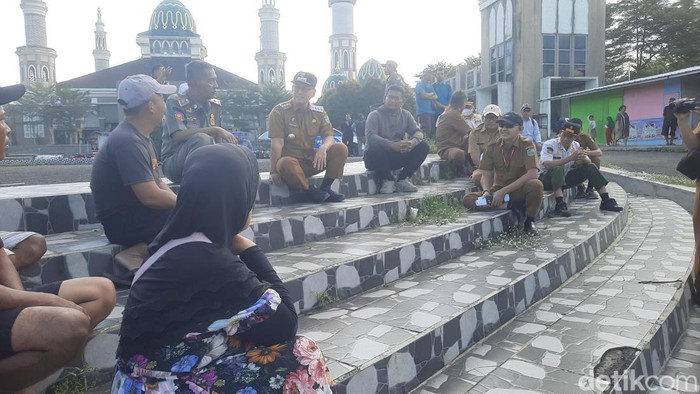 Pemkab Tasikmalaya berdialog dengan para pedagang kaki lima (PKL) di halaman masjid agung Baiturrahan