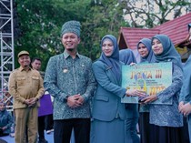 Peringatan HKG 2026 di Pekanbaru Meriah, Wako Agung Bagikan Ribuan Sembako
