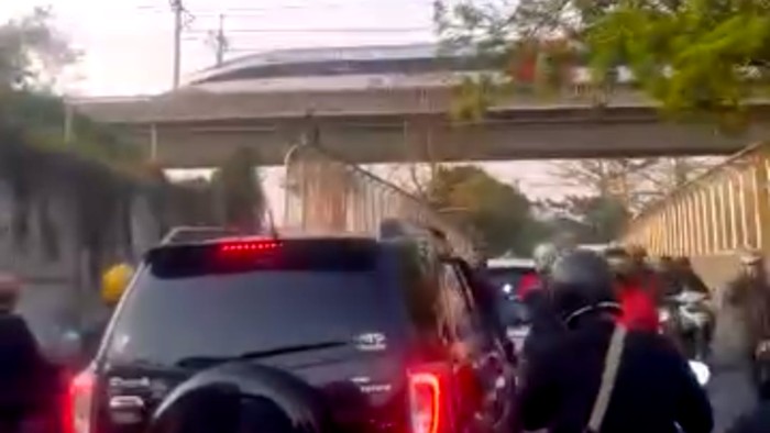 Penampakan kereta cepat berhenti di tengah jalan