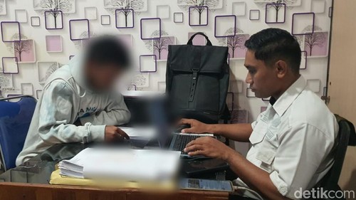 Penyidik Satreskrim Polres Manggarai Barat bersama Kristoforus Aman alias Itok Aman, tersangka penipuan dan penggelapan uang wisatawan mancanegara di Polres Manggarai Barat.