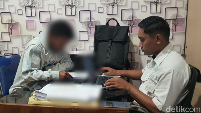 Penyidik Satreskrim Polres Manggarai Barat bersama Kristoforus Aman alias Itok Aman, tersangka penipuan dan penggelapan uang wisatawan mancanegara di Polres Manggarai Barat.