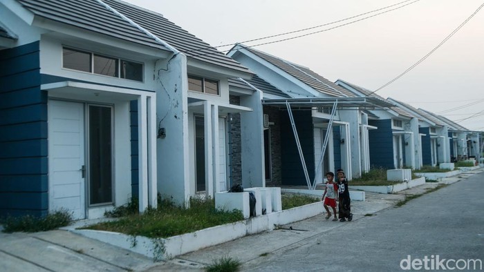 Warga beraktivitas di kawasan perumahan Desa Muktiwari, Kabupaten Bekasi, Selasa (30/6/2026). Pemerintah menyetujui perpanjangan tenor KPR FLPP hingga 40 tahun untuk memperluas akses masyarakat berpenghasilan rendah terhadap hunian yang layak dan terjangkau.
