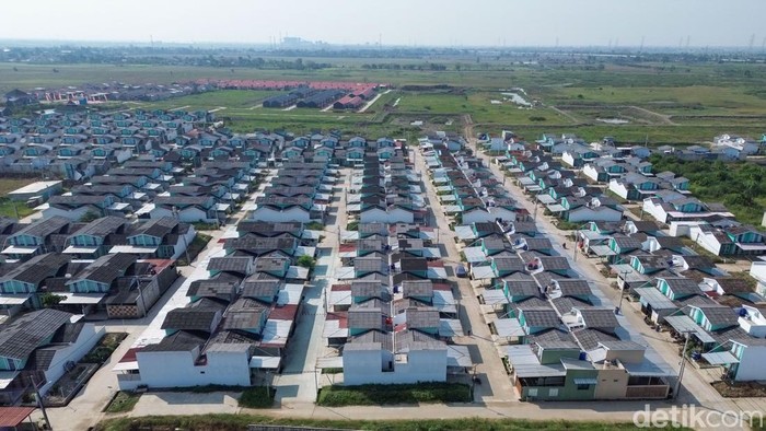 Warga beraktivitas di kawasan perumahan Desa Muktiwari, Kabupaten Bekasi, Selasa (30/6/2026). Pemerintah menyetujui perpanjangan tenor KPR FLPP hingga 40 tahun untuk memperluas akses masyarakat berpenghasilan rendah terhadap hunian yang layak dan terjangkau.