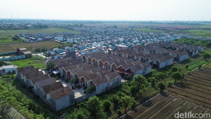 Warga beraktivitas di kawasan perumahan Desa Muktiwari, Kabupaten Bekasi, Selasa (30/6/2026). Pemerintah menyetujui perpanjangan tenor KPR FLPP hingga 40 tahun untuk memperluas akses masyarakat berpenghasilan rendah terhadap hunian yang layak dan terjangkau.