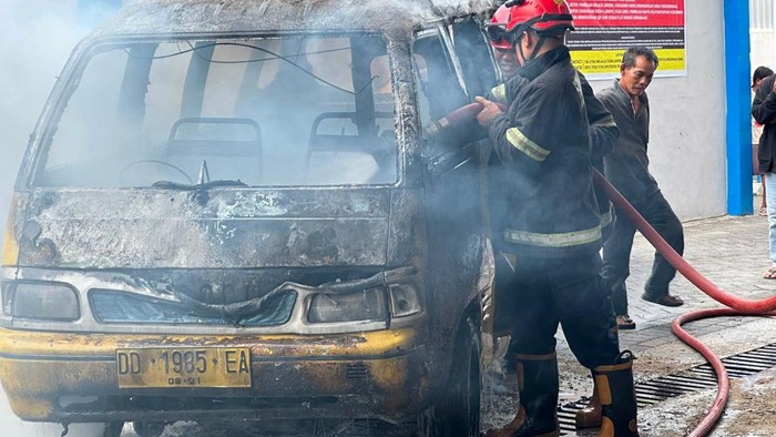 Pete-oete terbakar di SPBU Palopo.