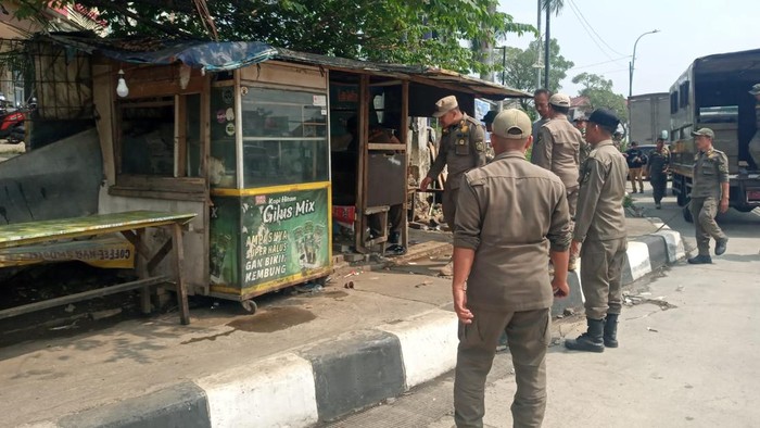 Petugas gabungan membongkar 118 bangunan liar di Kecamatan Kemang, Bogor, Jawa Barat. Pembongkaran dilakukan dalam rangka normalisasi aliran Kali Angke Bogor. (Dok istimewa).