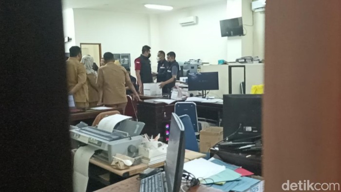 Petugas Kejari Tulungagung saat mengeledah BPKAD dan Disbudpar