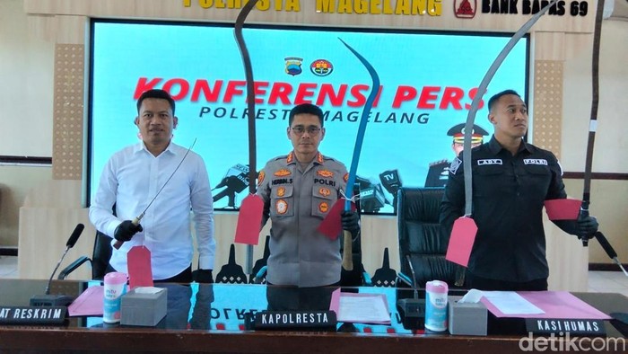 Petugas memperlihatkan barang bukti sajam yang digunakan untuk membacok korban saat tawuran di wilayah Desa Wonokerto, Kecamatan Tegalrejo, Kabupaten Magelang dalam rilis, Selasa (30/6/2026).