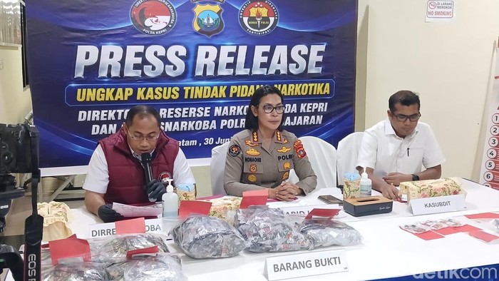Polda Kepri menggelar konferensi pers pengungkapan kasus narkoba sepekan terakhir.