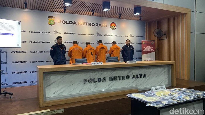 Polda Metro Jaya membongkar judi online 1xBet jaringan internasional dan menangkap empat tersangka, Selasa (30/6/2026).