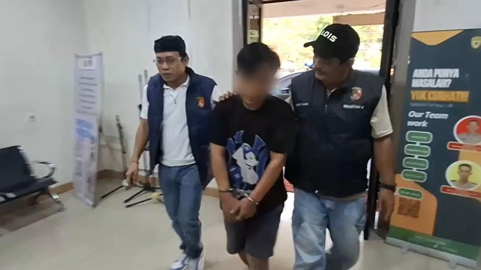Polisi menangkap pria yang menjambret HP milik bocah di Kalideres, Jakbar. AA sudah belasan kali beraksi dan kerap mengincar HP yang dipegang bocah. (dok Ist)