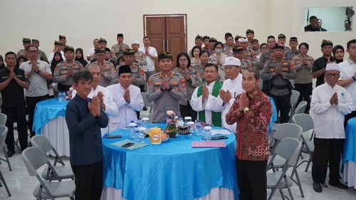 Polres Gianyar menggelar doa bersama tokoh lintas agama dan pemberian tali asih kepada anak yatim di Mapolres Gianyar, Selasa (30/6/2026). (Foto: Dok. Polres Gianyar)