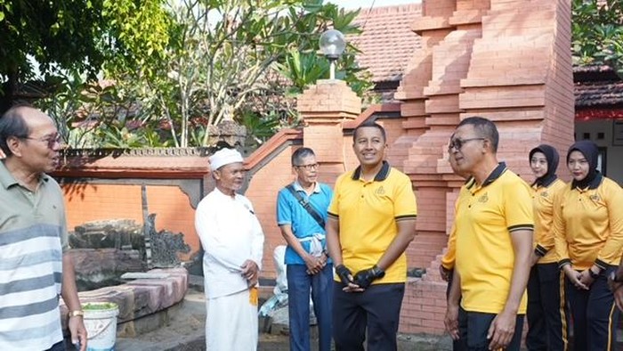 Kapolres Kediri AKBP Bramastyo Priaji saat di rumah ibadah dalam rangka bakti religi