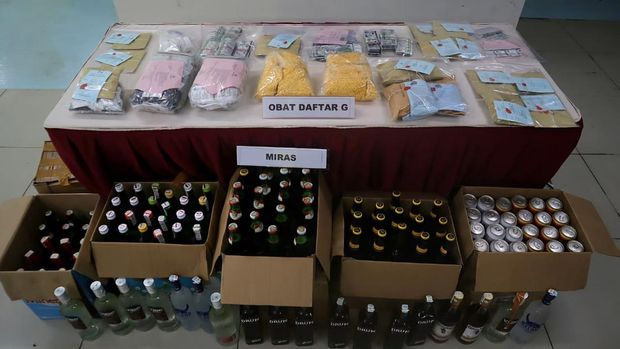 Polres Metro Depok mengungkap puluhan kasus peredaran obat-obatan daftar G dan miras sejak April. Sebanyak 34 tersangka ditangkap. (dok Ist)
