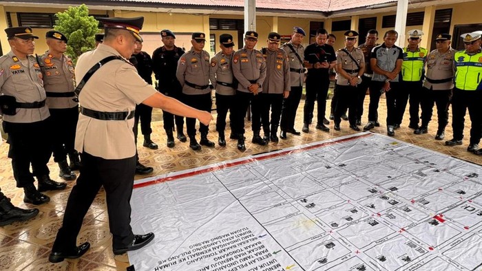 Polres Rohil meggelar apel kesiapan pengamanan Bakar Tongkang di Bagansiapiasi, Selasa (30/6/2026).