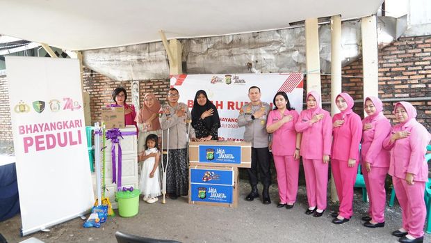 Polri Polri bantu bedah rumah sambut HUT Bhayangkara ke-80.