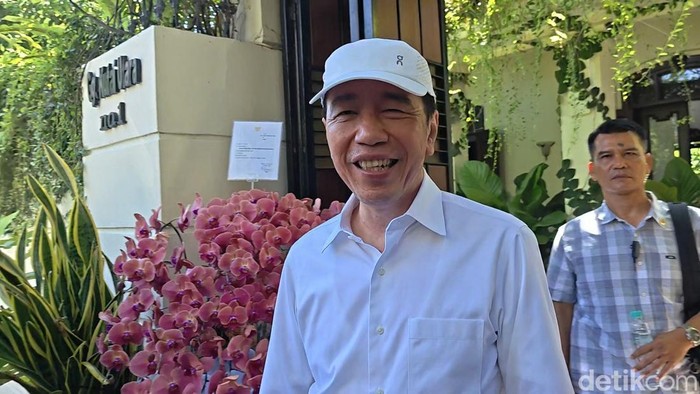 Presiden ke-7 RI, Joko Widodo (Jokowi) ditemui di kediamannya Sumber, Banjarsari, Solo, Selasa (30/6/2026)