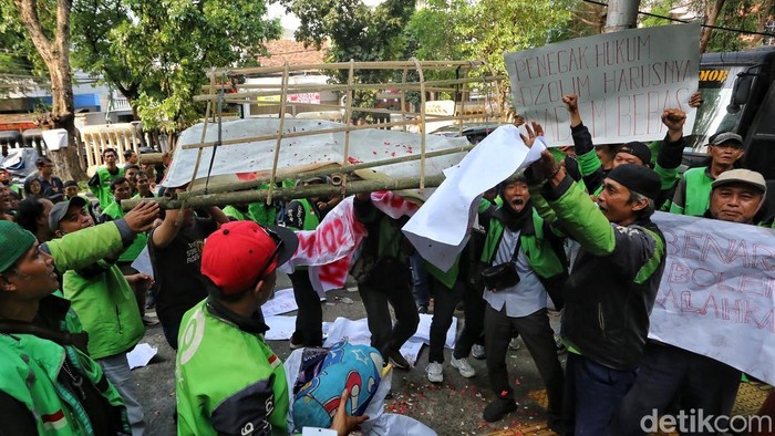 Kerabat dan pendukung Nadiem Makarim menunjukkan ekspresi haru usai sidang pembacaan putusan di Pengadilan Tindak Pidana Korupsi Jakarta Pusat, Selasa (30/6/2026). Majelis hakim menjatuhkan vonis 10 tahun penjara kepada mantan Mendikbudristek tersebut.
