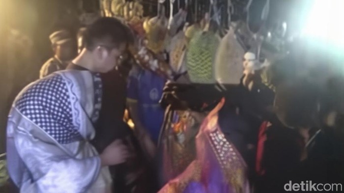 Saat menyandau durian di Desa Panahan, Kecamatan Arut Utara, Kabupaten Kotawaringin Barat (Kobar), Senin (29/6/2026) malam