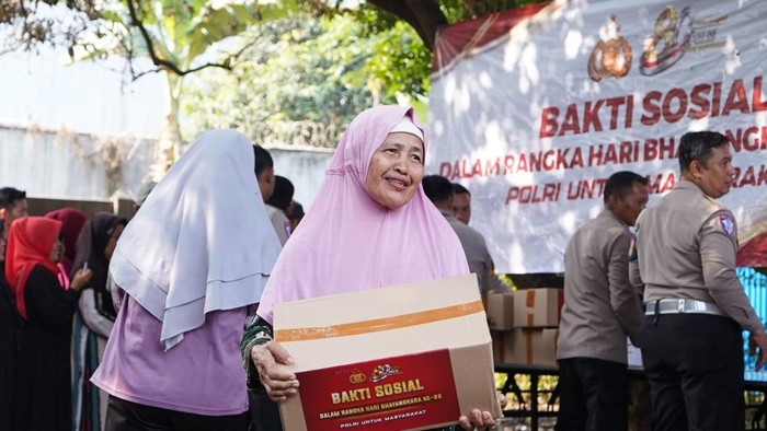 Sambut Hari Bhayangkara ke-80, Polri Salurkan Bansos