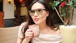 Potret Seru Sarah Gibson Kulineran Bareng Suami dan Awkarin