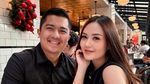 Potret Seru Sarah Gibson Kulineran Bareng Suami dan Awkarin