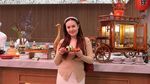 Potret Seru Sarah Gibson Kulineran Bareng Suami dan Awkarin